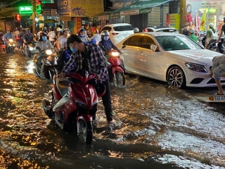 Ảnh: Nước chảy ào ào như thác từ ngoài đường vào, nhà dân ngập nặng sau cơn mưa lớn ở Sài Gòn - Ảnh 13.