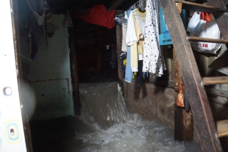 Ảnh: Nước chảy ào ào như thác từ ngoài đường vào, nhà dân ngập nặng sau cơn mưa lớn ở Sài Gòn - Ảnh 6.