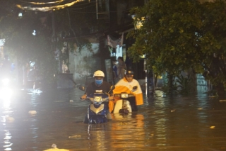 Ảnh: Nước chảy ào ào như thác từ ngoài đường vào, nhà dân ngập nặng sau cơn mưa lớn ở Sài Gòn - Ảnh 4.