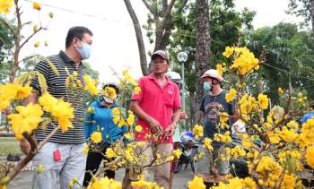 Chợ hoa Tết Sài Gòn ngày 30 Tết: Người bán buồn thiu chở hoa về… - ảnh 10