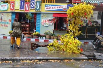 Sài Gòn chiều cuối năm trời đổ mưa: Những vòng xe quay vội ngày sát Tết - ảnh 17