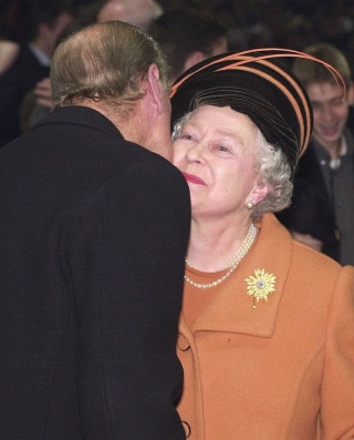 Hoàng tử Philip thơm má vợ trong đêm giao thừa đón thiên niên kỷ mới năm 1999.