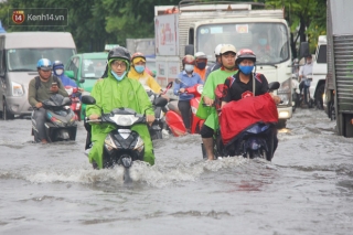 Ảnh: Mưa lớn gần 2 tiếng, người Sài Gòn bì bõm lội nước trên đường Nguyễn Hữu Cảnh vì kẹt xe, Ch?t máy - Ảnh 10.