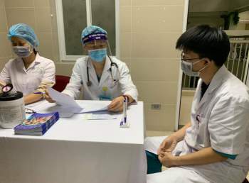 Hà Nội chính thức tiêm vaccine phòng Covid-19 tại Bệnh viện Thanh Nhàn - Ảnh 1.