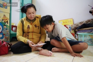 Bố bỏ nhà theo vợ nhỏ, bé trai 9 tuổi đi bán vé số khắp Sài Gòn kiếm tiền chữa bệnh cho người mẹ tật nguyền - Ảnh 1.