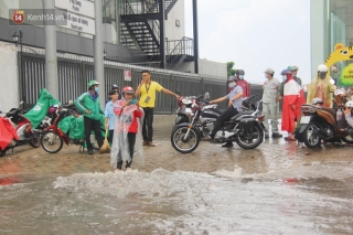 Ảnh: Mưa lớn gần 2 tiếng, người Sài Gòn bì bõm lội nước trên đường Nguyễn Hữu Cảnh vì kẹt xe, Ch?t máy - Ảnh 12.