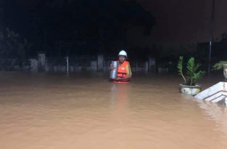 nguoi do lu lich su o mien Trung anh 5