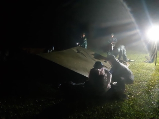 Quảng Trị: Đội mưa, căng mình trong đêm khắc phục sạt lở, tìm kiếm nạn nhân mất tích - Ảnh 2.