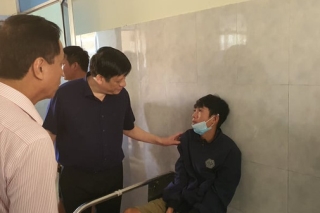 Quyền Bộ trưởng Bộ Y tế thăm cơ sở y tế bị thiệt hại nặng nề nhất sau mưa lũ lịch sử tại Lệ Thuỷ, Quảng Bình - Ảnh 6.
