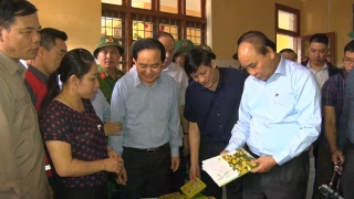 Thủ tướng chính phủ thăm và kiểm tra công tác khắc phục hậu quả mưa lũ tại Quảng Bình - Ảnh 2.