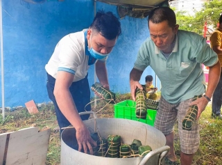 Cụ ông 80 tuổi thổi lửa giữa phố, gói bánh gửi người dân vùng lũ lụt - ảnh 7