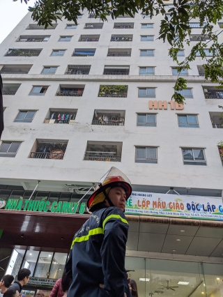 Hà Nội: Cháy căn hộ ở chung cư HH Linh Đàm, cư dân tá hỏa di tản lúc rạng sáng - Ảnh 4.