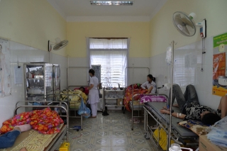 Diễn biến sức khoẻ 41 học sinh ở Sơn La buồn nôn, đau đầu sau khi ăn sáng cạnh trường - Ảnh 3.