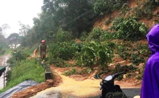Sạt lở lớn chia cắt tuyến đường đi các huyện trên địa bàn tỉnh Nghệ An