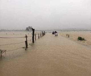 Nghệ An: Mưa lớn cộng với thủy điện xả lũ, dân chạy lụt trong đêm - Ảnh 1.