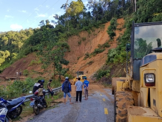 Sạt lở đất ở Quảng Nam: Tìm thấy 11 thi thể, nhiều người đang mất tích - Ảnh 2.