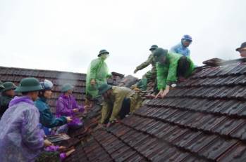 Ảnh hưởng của bão số 9 vừa qua đã làm tốc mái nhà của người dân xã Thịnh Lộc, huyện Lộc Hà, Hà Tĩnh