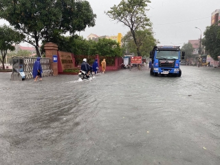 Mưa lớn, Hà Tĩnh nhiều nơi chìm trong biển nước - Ảnh 2.