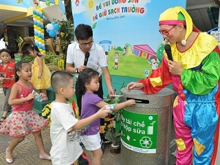 ha noi thu gom tai che khoang 25 trieu vo hop sua tai cac truong hoc