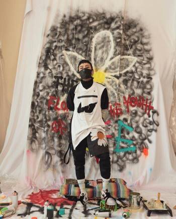 Dân tình rộn ràng như Tết khi G-Dragon quảng bá đôi giày hoa cúc phiên bản màu trắng Ảnh 1