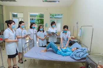 Chăm sóc bệnh nhân tại BVĐK Mộc Châu.