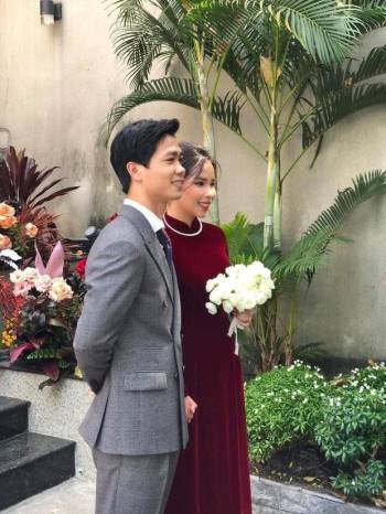 Xuất hiện tại hôn lễ, bố mẹ Công Phượng lần đầu tiên nhận xét về con dâu Viên Minh và nhắc đến món quà cưới 