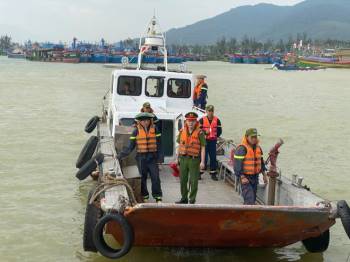 'Chạy' bão số 13, ngư dân Đà Nẵng kéo thuyền lên bờ trước giờ 'giới nghiêm' - ảnh 8