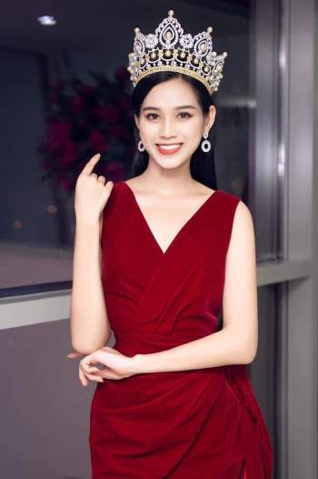 Hoa hậu Đỗ Thị Hà bị fan chê sắc vóc đời thực không sáng như trên sân khấu Ảnh 1