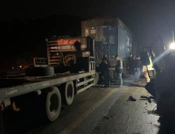 Ô tô tải tông trúng xe đầu kéo trên cao tốc Nội Bài - Lào Cai khiến 2 người Tu vong - Ảnh 1.