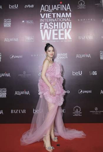 Thảm đỏ Aquafina Vietnam International Fashion Week 2020 ngày 3: Nhã Phương diện cả cây trắng 