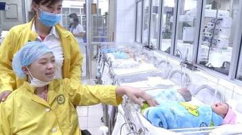 Bộ trưởng Bộ Y tế khen hai bệnh viện phối hợp cứu thành công mẹ con sản phụ 30 tuần thai gặp T*i n*n nghiêm trọng - Ảnh 2.