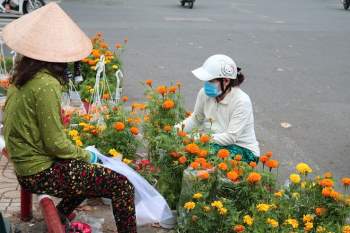 Chợ hoa Tết Sài Gòn ngày 30 Tết: Người bán buồn thiu chở hoa về… - ảnh 11