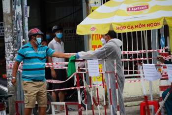 Phong tỏa Bệnh viện Tân Phú, giữa trưa nắng người nhà tiếp tế đồ cho người thân - ảnh 9