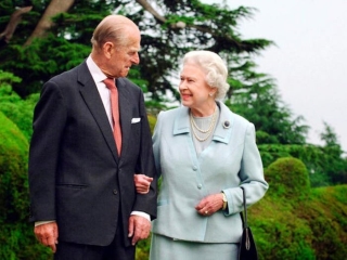 Nữ hoàng và Hoàng tử Philip đến thăm địa điểm trăng mật trong lễ kỷ niệm ngày cưới kim cương vào năm 2007.
