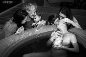 Lặng người ngắm những khoảnh khắc sinh nở đẹp nhất của các bà mẹ khắp thế giới vượt cạn trong năm đại dịch Covid-19 - Ảnh 16.