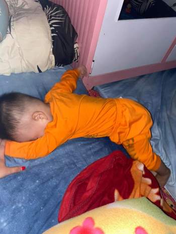 Tối đặt con ngủ ngay ngắn trên gối, nửa đêm tỉnh giấc mẹ không thấy con đâu rồi ôm bụng cười lăn khi tìm thấy bé - Ảnh 8.