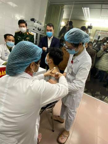 Những ca tiêm thử nghiệm vắc xin Nanocovax đầu tiên tại Việt Nam - Ảnh 3.