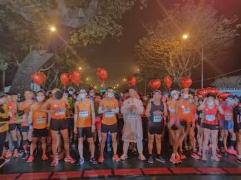 Áo dài ngũ thân trên đường chạy Marathon 'dậy sóng' - ảnh 2