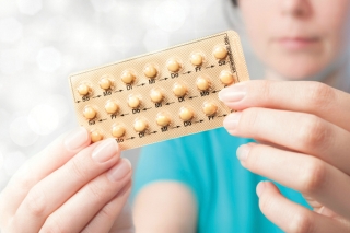 Phụ nữ tiền mãn kinh uống Thuốc ngừa thai phối hợp có estrogen