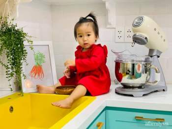 Căn bếp nhỏ màu xanh trắng đẹp an yên và tiện ích của mẹ ba con ở Nha Trang - Ảnh 4.