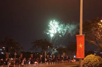 Người Sài Gòn đổ ra đường xem pháo hoa chào năm 2021, các ngã đường kín người - ảnh 8