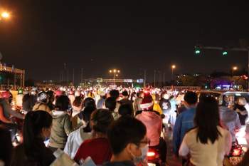 Người Sài Gòn đổ ra đường xem pháo hoa chào năm 2021, các ngã đường kín người - ảnh 6