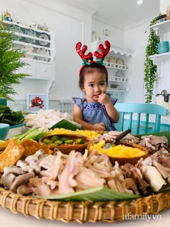 Căn bếp nhỏ màu xanh trắng đẹp an yên và tiện ích của mẹ ba con ở Nha Trang - Ảnh 6.