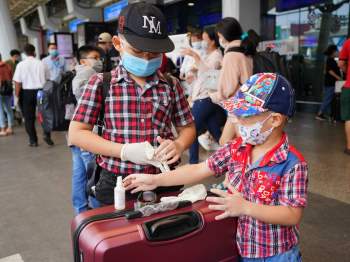 Sân bay Tân Sơn Nhất ngày 25 Tết: Biển người 'rồng rắn' xếp hàng - ảnh 15