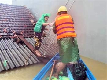 Những 'chiến binh' Quảng Bình trong bão lũ: Khắc phục sự cố, cứu dân kịp thời - ảnh 6