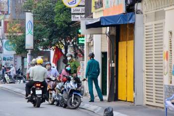 Sau 12h đường phố Sài Gòn trầm... đến lạ với 'lệnh' dừng dịch vụ không thiết yếu - ảnh 18