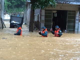 Mưa lớn nước ngập ngang người, thành phố Hà Giang 'thất thủ' - ảnh 1