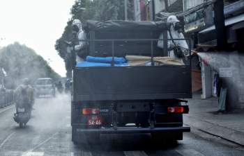 Cận cảnh quân đội phun khử khuẩn phòng dịch hàng loạt tuyến đường ở Gò Vấp - ảnh 7