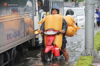 Ảnh: Mưa lớn gần 2 tiếng, người Sài Gòn bì bõm lội nước trên đường Nguyễn Hữu Cảnh vì kẹt xe, Ch?t máy - Ảnh 7.