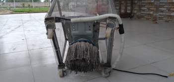 Thầy giáo sáng chế chiếc máy lau chùi nhà từ động cơ của máy giặt cũ - Ảnh 2.